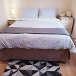 Ensuite Room Near Canal