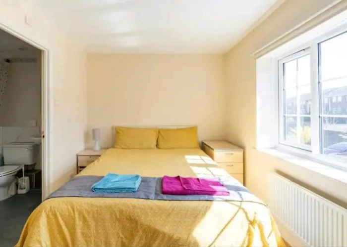 Ensuite Room Near Canal